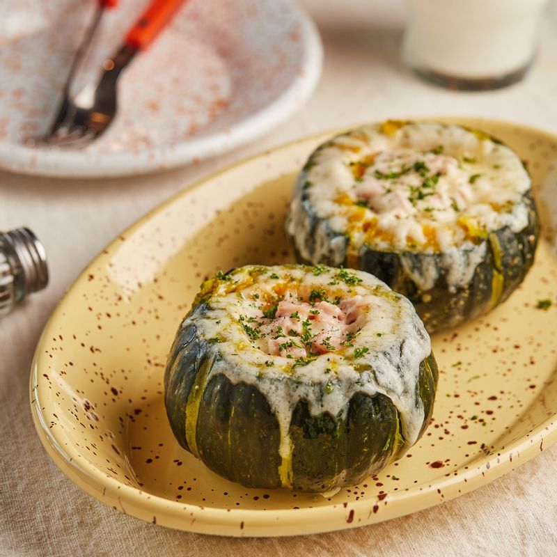 완성된 단호박 에그슬럿에 파슬리를 뿌리고 먹기 좋게 잘라 맛있게 즐겨주세요.