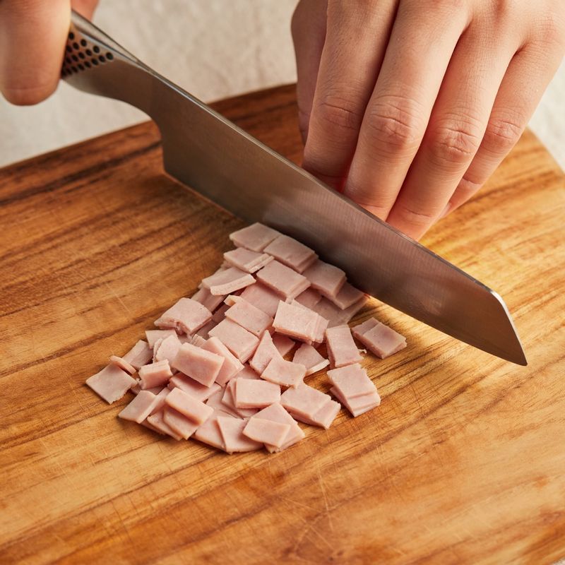 슬라이스 햄은 잘게 썰어주세요.