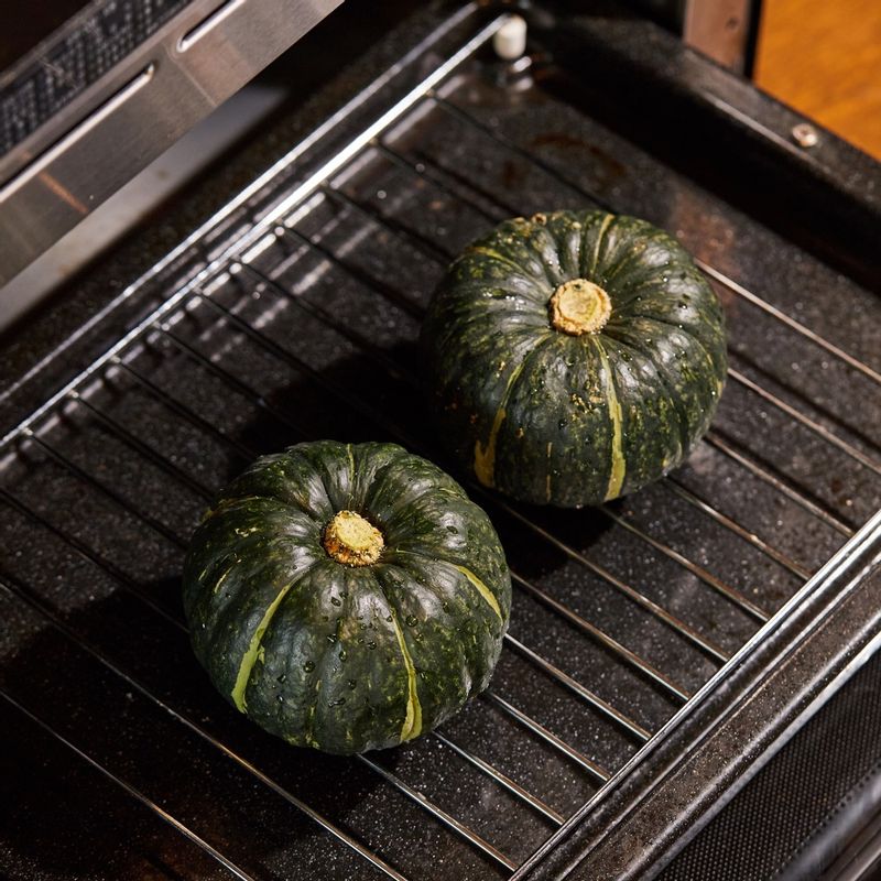 법랑 접시에 석쇠를 놓고 깨끗이 씻은 단호박을 올려 1단에 넣고 광파오븐 수동 요리 <스팀 레인지>에서 5분간 조리해 주세요. * 물을 채운 물통을 제품에 설치해서 요리하세요.