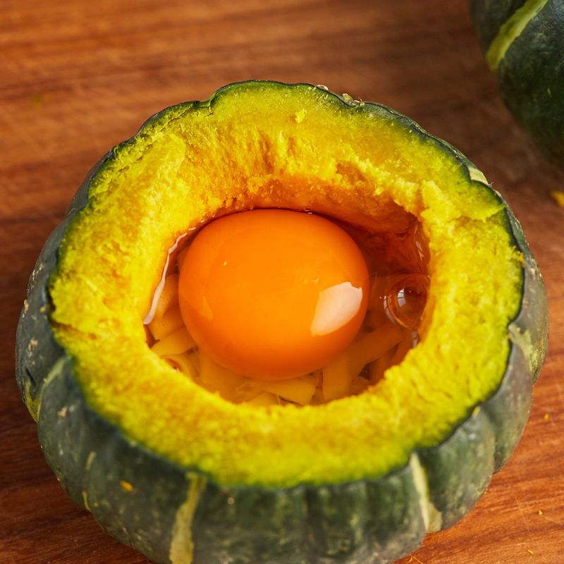 단호박 속에 피자치즈 - 달걀 - 햄 - 피자치즈 순으로 넣어주세요.