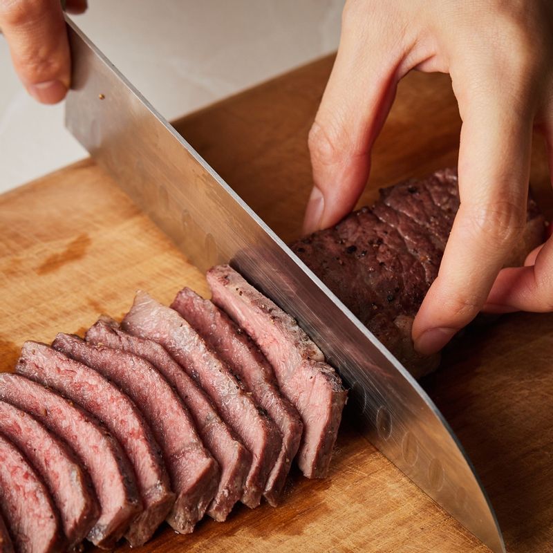 구운 쇠고기는 얇게 썰어주세요.