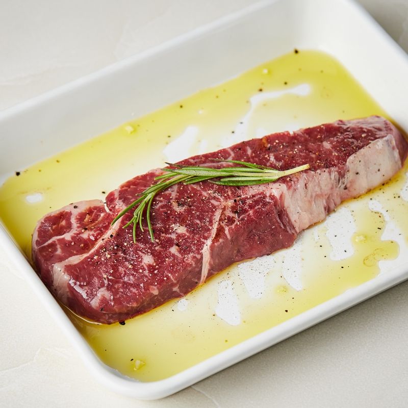 쇠고기는 키친타올에 올려 핏물을 제거하고 약간의 소금, 후춧가루, 올리브오일을 뿌려 10분 정도 재워주세요.