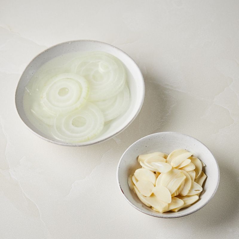 양파와 마늘은 얇게 썰어주세요. 양파는 찬물에 담가 매운맛을 제거해 주세요.
