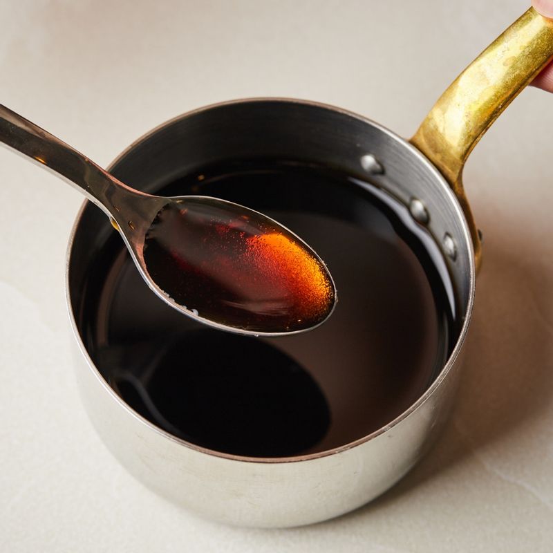 소스 재료를 섞어주세요.