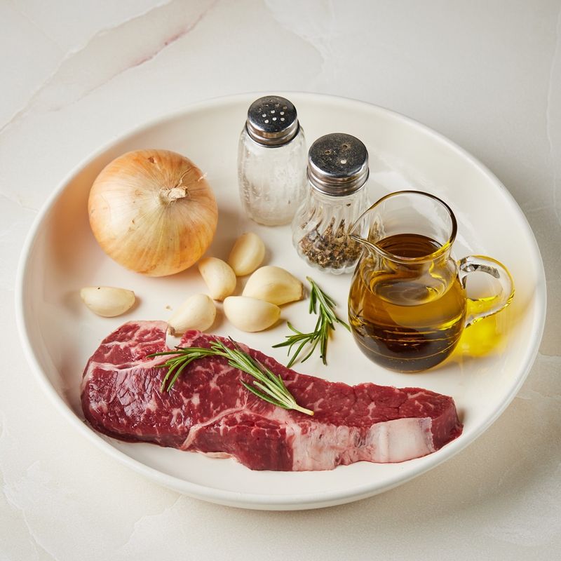 스테이크 덮밥을 위한 재료 이미지로 쇠고기(채끝살),밥,마늘,양파,올리브오일 등으로 구성 되어있습니다.