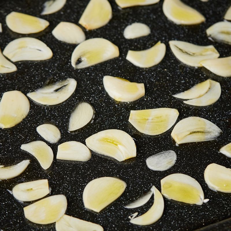 얇게 썬 마늘에 올리브오일을 뿌려 버무린 후 법랑 접시에 펼쳐 담고 3단에 넣어주세요. 자동요리 <에어프라이>에서 <누룽지튀김> 1회분을 선택한 후 조리해 주세요. 조리가 시작되면 조절 기능으로 2분 줄여주세요.