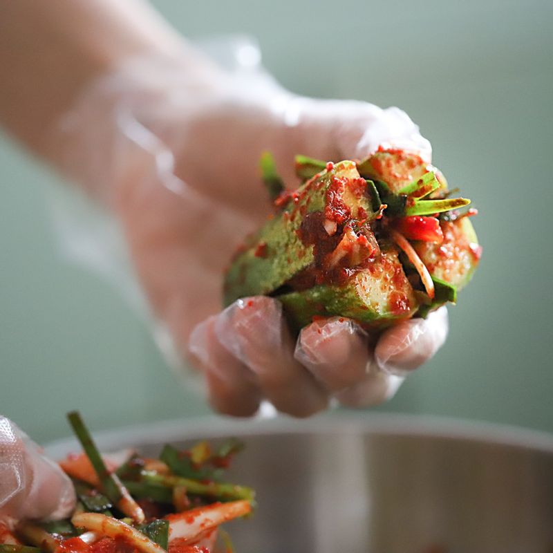 절인 오이 안에 양념소를 고루 채워주세요. 남은 양념은 오이의 겉에 발라준 후, 실온에 반나절 숙성시키고 냉장에 넣어드세요.