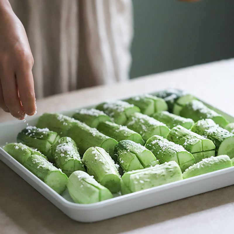 큰 볼에 오이 절임 재료를 섞고, 오이를 넣어 1시간 정도 절여주세요. 절인 오이는 물에 씻지 않고 그대로 체에 밭쳐 둔 후, 물기를 꽉 짜주세요.