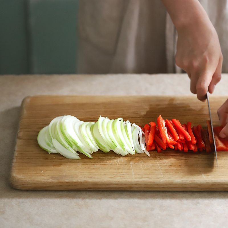 부추, 파프리카, 양파를 4cm 길이로 채썰어주세요. 새우젓은 잘게 다져 큰 볼에 양념재료와 함께 고루 섞어 양념장을 만들고, 썰어 놓은 재료를 양념장에 살살 버무려 양념소를 만들어주세요.