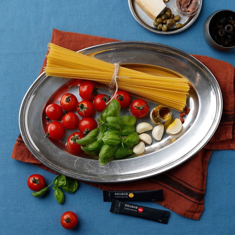 푸타네스카 파스타을 위한 재료 이미지로 파스타 면,깐 마늘,방울토마토,블랙 올리브,엔초비 등으로 구성 되어있습니다.