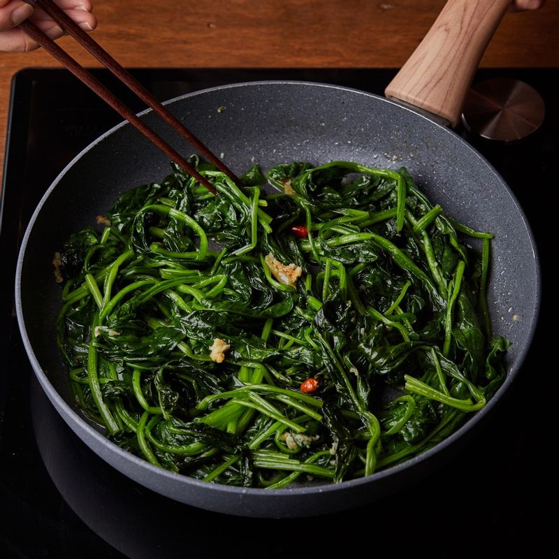 달군 팬에 버터 1큰술과 다진 마늘 1큰술을 넣어 볶다가 시금치, 페페론치노를 넣고 볶아주세요. 시금치가 반쯤 볶아졌을 때 소금 2꼬집과 후춧가루로 간을 해주세요.