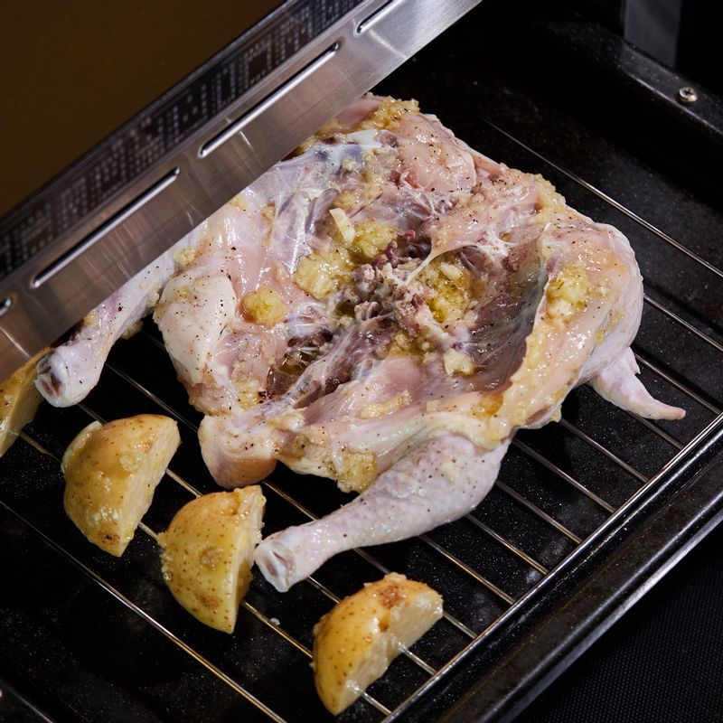 법랑 접시에 석쇠를 놓고 밑간한 닭과 감자를 올린 후 3단에 넣고 광파오븐 자동 요리 <에어프라이>에서 <프라이드 치킨> 0.6kg를 선택한 후 조리해 주세요.
조리가 시작되면 조절 기능으로 17분 추가해 주세요. 도중에 멜로디가 울리면
닭고기를 뒤집은 후 계속 조리해 주세요.
(tip. "오븐으로 전송"버튼을 누르면 시간을 조절 할 필요 없이 간단하게 설정할 수 있어요)