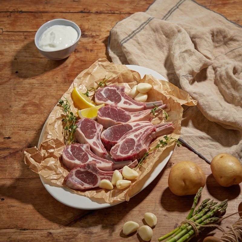 양갈비 구이을 위한 재료 이미지로 양갈비(프렌치렉),감자,아스파라거스,마늘 등으로 구성 되어있습니다.