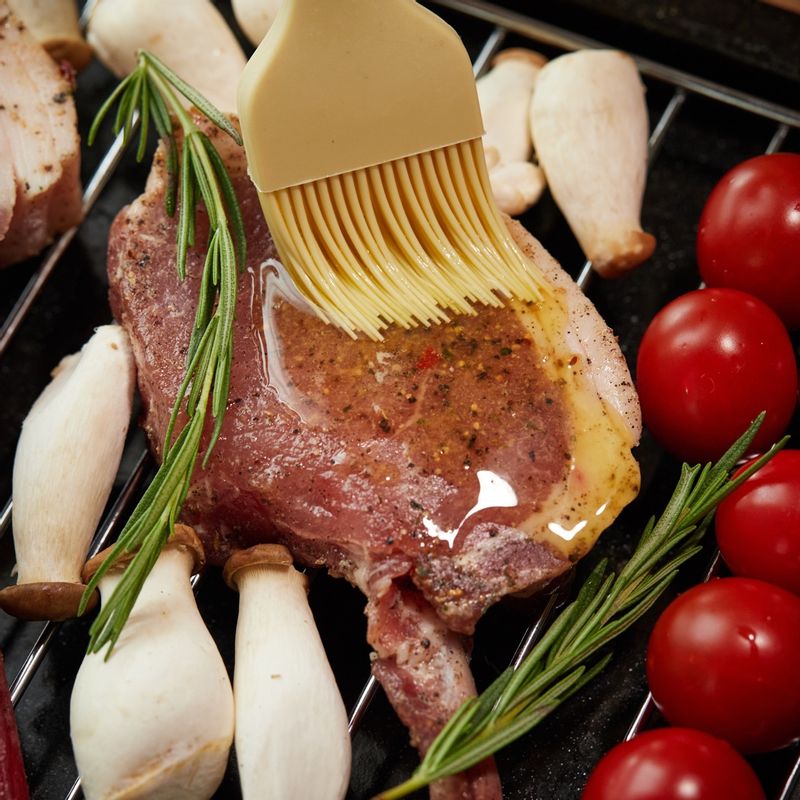 돈마호크를 밑간 재료에 10분간 재워주세요.