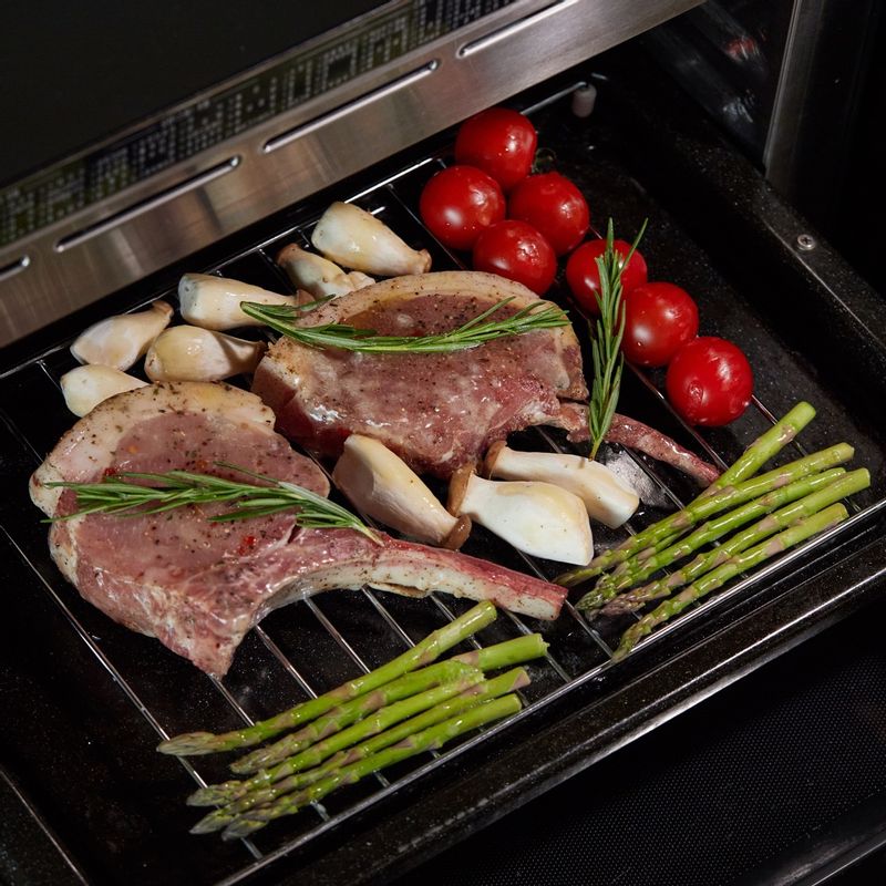 법랑 접시에 석쇠를 놓고 돈마호크와 가니쉬 채소를 올린 후 녹인 버터를 바르고 2단에 넣어 광파오븐 자동 요리 <에어프라이> 에서 <프라이드치킨> 0.3kg 분량을 선택해 조리해 주세요. 조리가 끝나면 오븐안에서 10분 정도 두었다가 꺼내주세요.