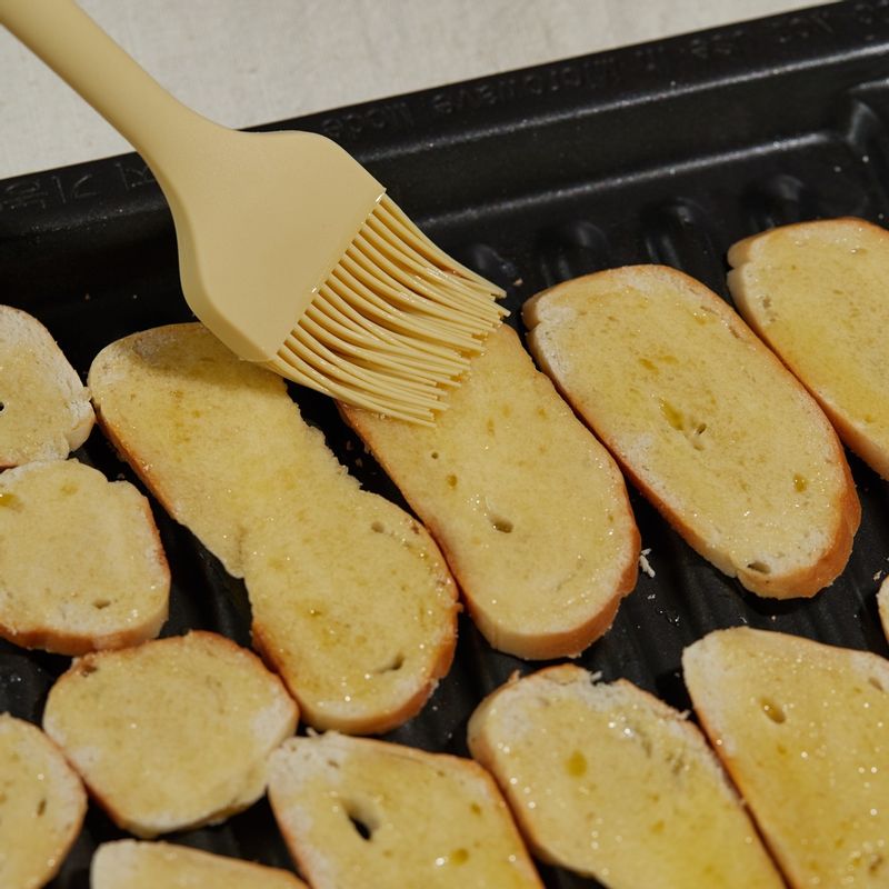 구이 전용 팬에 베이글을 올린 후 4단에 넣고 광파오븐 자동 요리 <에어프라이>에서 <고구마 맛탕> 0.2kg 분량을 선택해 튀겨주세요. 조리가 시작되면 조절 기능으로 4분45초 줄여주세요. 도중에 멜로디가 울리면 노릇하게 튀겨진 칩들은 꺼내고 나머지는 뒤집어 계속 조리해 주세요.
(tip. “오븐으로 전송”버튼을 누르면 시간을 조절 할 필요 없이 간단하게 설정할 수 있어요)