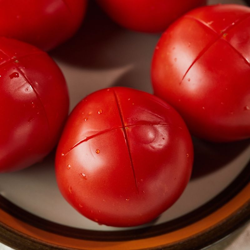 토마토는 깨끗이 씻어 아래에 열십자로 칼집을 넣은 후 구이 전용 팬에 올려 4단에 넣고 광파오븐 수동 요리 <구이>에서 20분간 구워주세요.