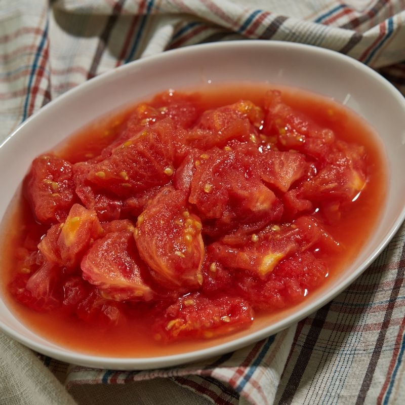 구운 토마토는 껍질을 벗기고 심지를 제거하여 굵게 다져주세요.