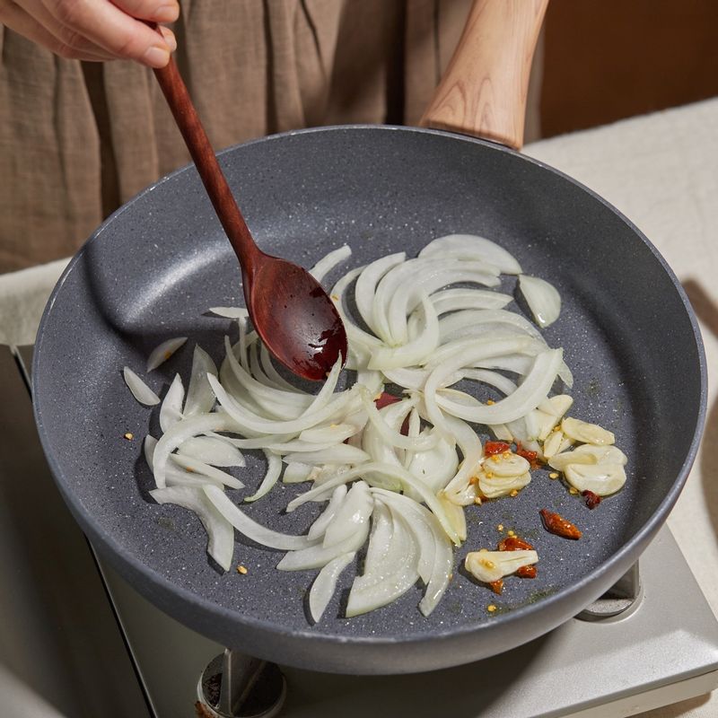 팬에 올리브오일을 1큰술 두른 후 마늘, 양파, 페페론치노, 건 바질을 볶다가 다진 토마토를 넣고 소금, 후춧가루로 간을 해 볶아주세요.