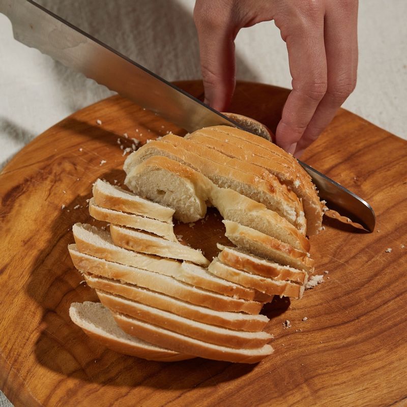 베이글은 얇게 썬 후 녹인 버터를 발라주세요.