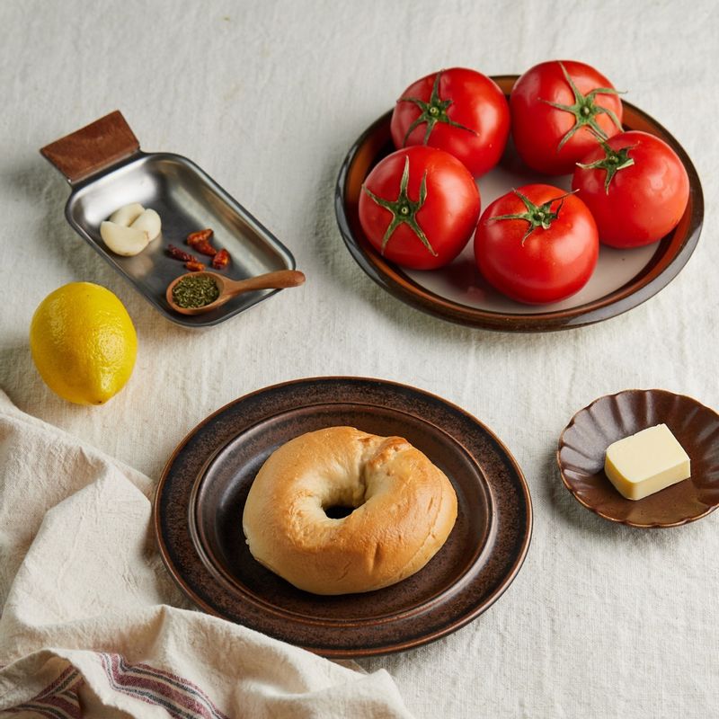 베이글칩과 토마토 처트니을 위한 재료 이미지로 베이글,버터 등으로 구성 되어있습니다.