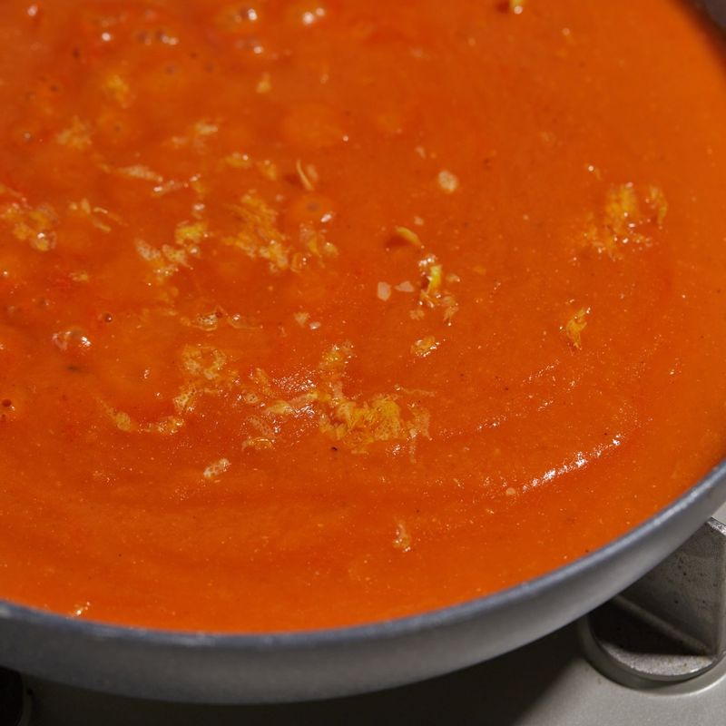 믹서에 간 재료를 다시 팬에 옮겨 담고 올리브오일 ⅓ 컵과 과 레몬즙을 넣고 센 불에서 저어가며 3~4분간 졸여주세요. 졸여지면 불을 끄고 레몬 제스트를 넣어 완성해 주세요.
(tip. 처트니는 냉장고에서 1~2시간 차갑게 보관 후 드시면 더욱 맛있어요)