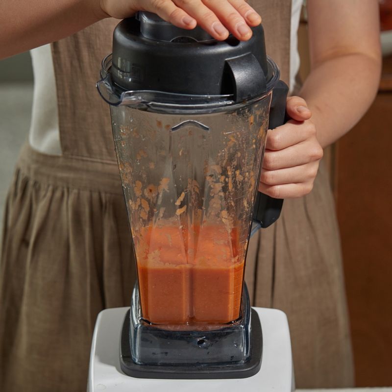 믹서에 볶은 재료를 넣고 갈아주세요.
(tip. 식감을 살리고 싶다면 너무 곱지 않게 갈아주세요)