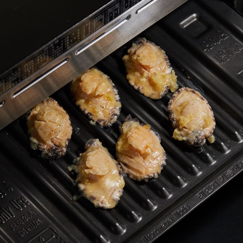 구이 전용 팬을 4단에 넣고 광파오븐 수동 요리 <구이>에서 15분간 구워주세요.