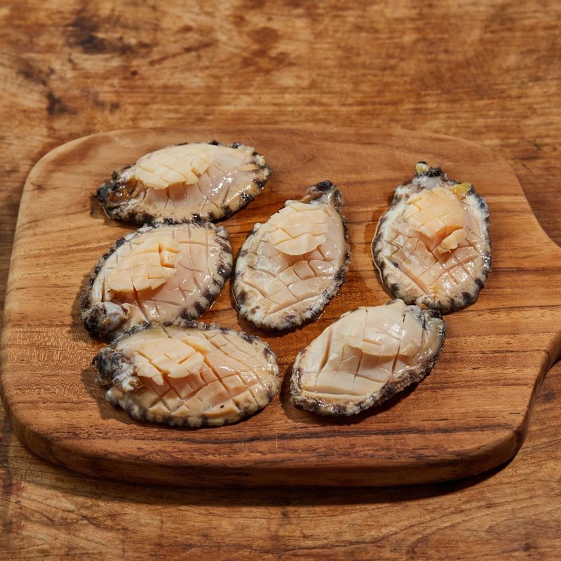 전복은 껍질과 살 사이에 숟가락을 넣어 살을 분리하고, 이빨과 내장을 제거한 후 격자로 칼집을 넣어주세요.