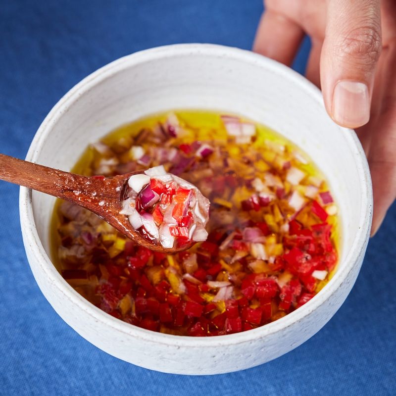 남은 적양파와 홍고추는 잘게 자른 후 드레싱 재료와 섞어주세요.