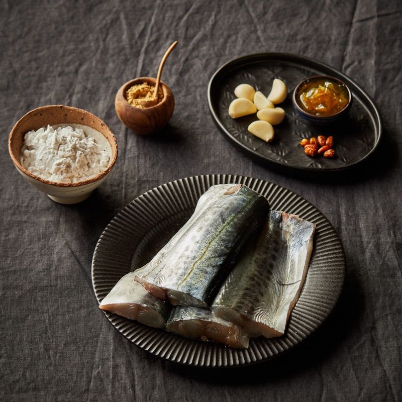 유자삼치구이을 위한 재료 이미지로 손질 삼치,마늘,페페론치노,전분,맛술 등으로 구성 되어있습니다.