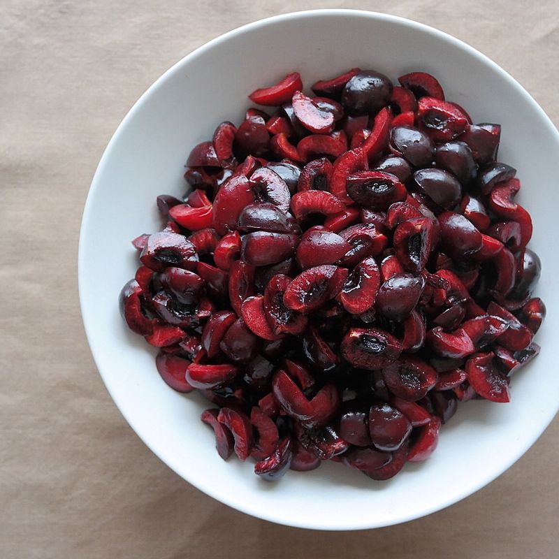 베이킹소다를 고루 뿌려 체리 겉면을 문지르고 헹궈주세요. 식초를 약간 탄 물에 체리를 담가서 소독한 후 체에 밭쳐 물기를 제거해주세요.
헹군 체리를 반으로 갈라 씨를 제거해주세요.