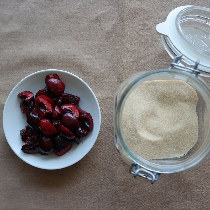 냄비에 물을 넣고 유리병을 담가 끓이면서 수증기로 병을 소독해주세요. 유리병의 물기를 제거하고 바닥에 설탕을 깔아주세요.