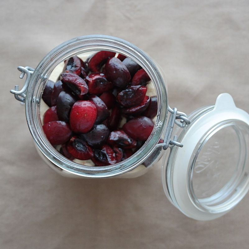 체리와 설탕을 켜켜이 넣어준 후 맨 위를 설탕으로 덮어주세요. 실온에 반나절간 두어 설탕이 녹으면 냉장 보관하세요.