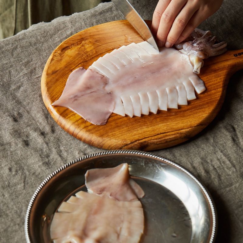 통오징어는 다리 부분을 잡아당겨 내장을 정리한 후 껍질을 벗겨 칼집을 넣어 주세요.
(tip. 오징어의 껍질은 마른행주와 소금을 이용하면 쉽게 제거할 수 있어요)