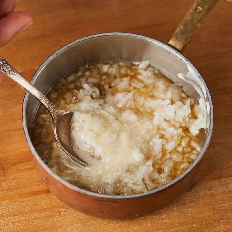 볼에 소스 재료를 넣고 섞어주세요.