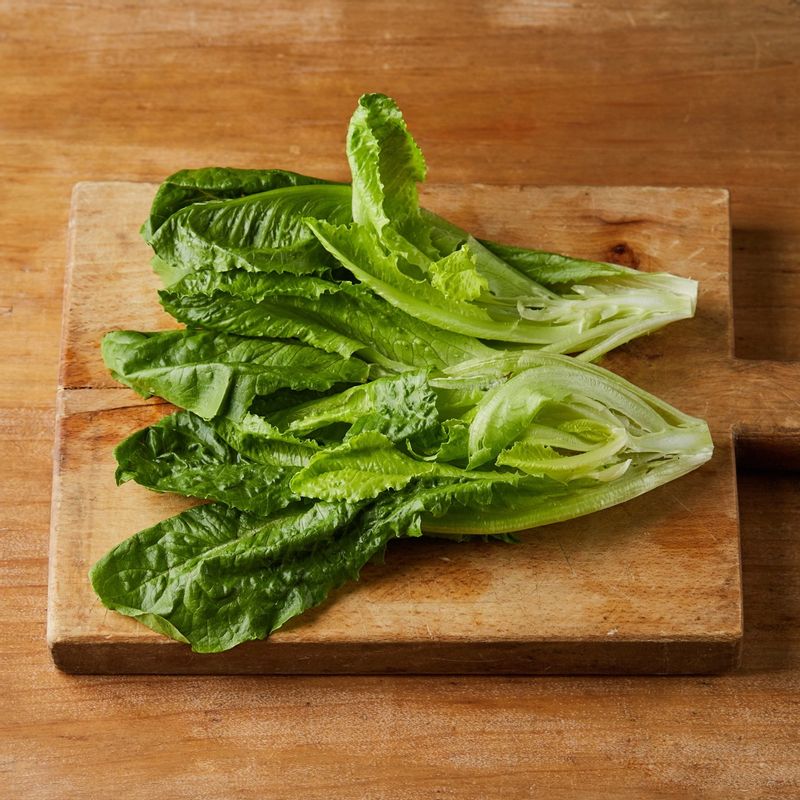 로메인상추는 깨끗이 씻어 물기를 제거한 후 반으로 잘라주세요.