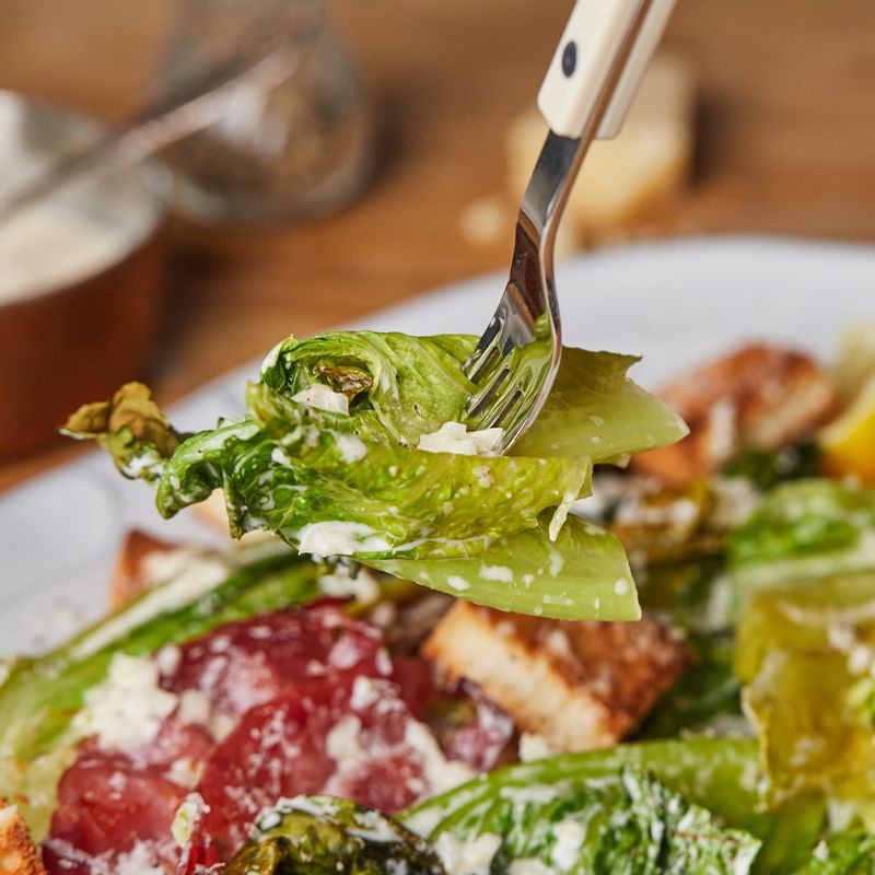 구워진 로메인을 접시에 담고 구운 베이컨과 식빵을 올려주세요. 소스와 파마산 치즈를 뿌린 후 레몬을 곁들여 맛있게 즐겨주세요.