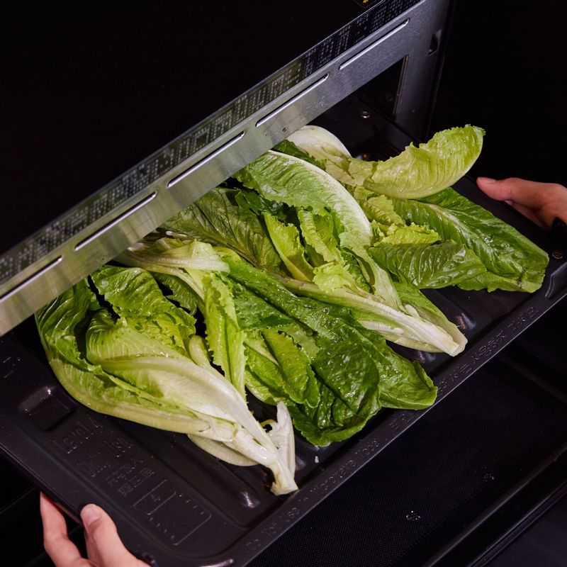 법랑 접시에 로메인 상추를 올린 후 오일을 살짝 발라주세요. 3단에 넣고 광파오븐 수동 요리 <오븐> 에서 230도에서 5분간 구워주세요.