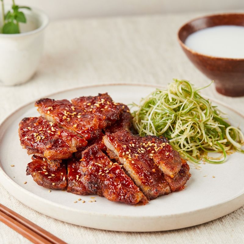 완성된 목살 고추장 구이를 먹기 좋게 자르고 파채에 소스를 넣어 무친 후 접시에 담아 맛있게 즐겨주세요.