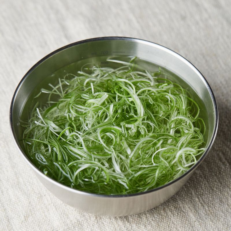 대파는 곱게 채를 썰어 찬물에 담가 매운기를 제거해 주세요.