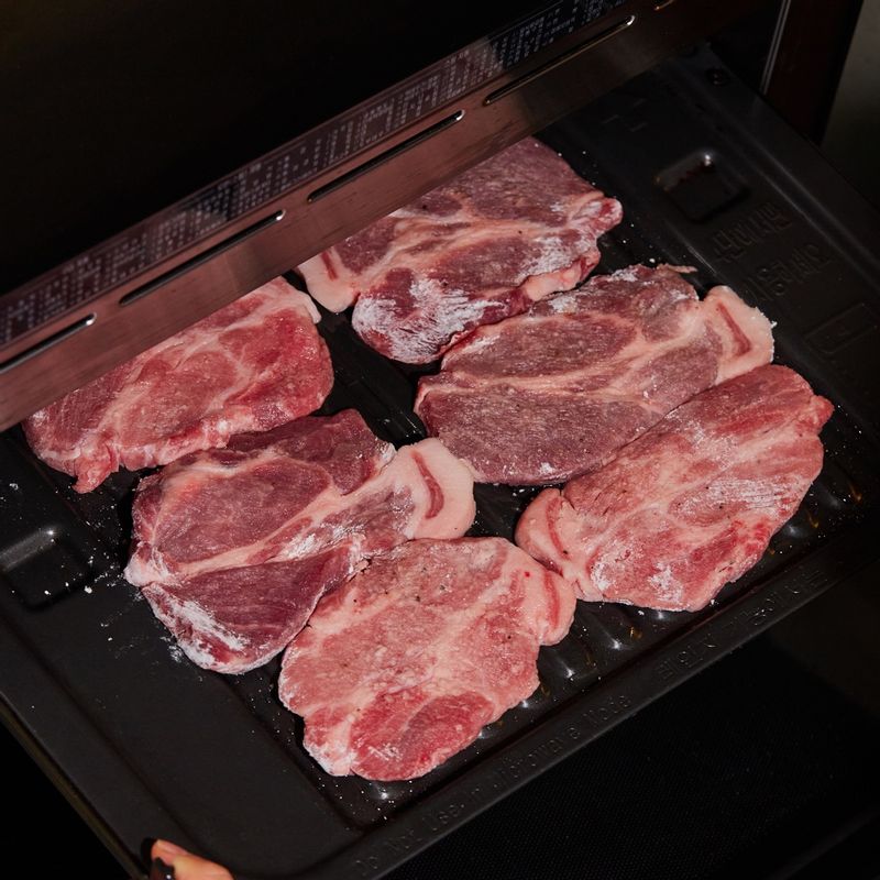 목살에 전분을 얇게 입혀 털어낸 후 구이 전용 팬에 올려주세요. 구이 전용 팬을 4단에 넣고 광파오븐 자동 요리 <에어프라이>에서 <프라이드치킨> 0.4kg을 선택한 후 조리해 주세요. 도중에 멜로디가 울리면 양면에 소스를 바르고 계속 조리해 주세요.