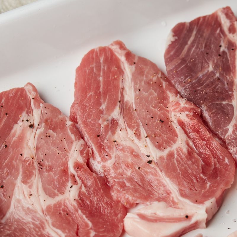 목살에 맛술, 소금, 후춧가루로 밑간해 주세요.