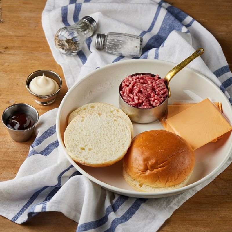 치즈버거을 위한 재료 이미지로 햄버거빵,다진 쇠고기,슬라이스 치즈,가염 버터,소금 등으로 구성 되어있습니다.