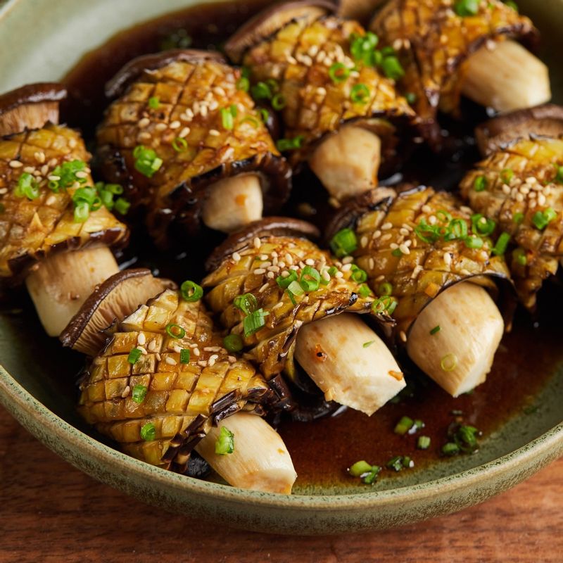 가지에 새송이 버섯을 넣고 돌돌 말아주세요.