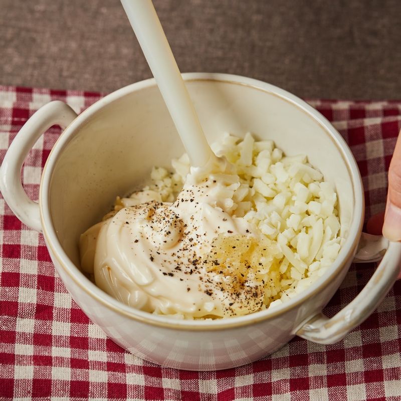 볼에 피자치즈, 마요네즈, 다진 마늘, 후춧가루를 넣고 섞은 후 짤 주머니에 넣어 준비해 주세요.
(tip. 짤 주머니 대신 지퍼백을 활용하거나, 숟가락으로 떠서 올려도 괜찮아요)