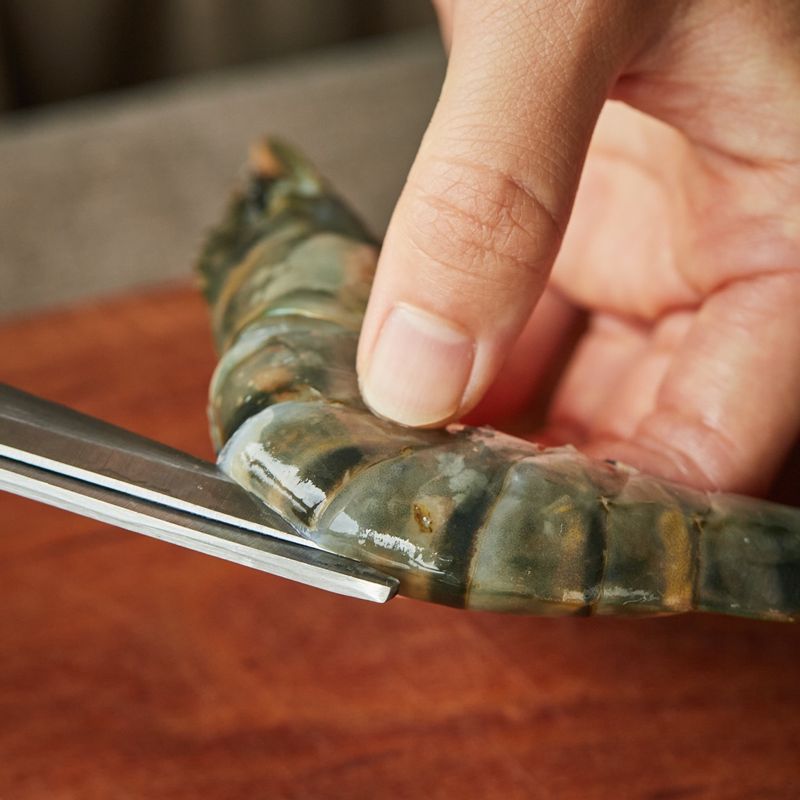 대하의 수염과 다리를 잘라 손질해 주세요. 등을 따라 껍데기에 가위집을 내고 칼집을 넣어 반으로 잘라 주세요.
(tip. 새우가 동그랗게 펼쳐지도록 등 안쪽 깊숙이 칼집을 넣어주세요)