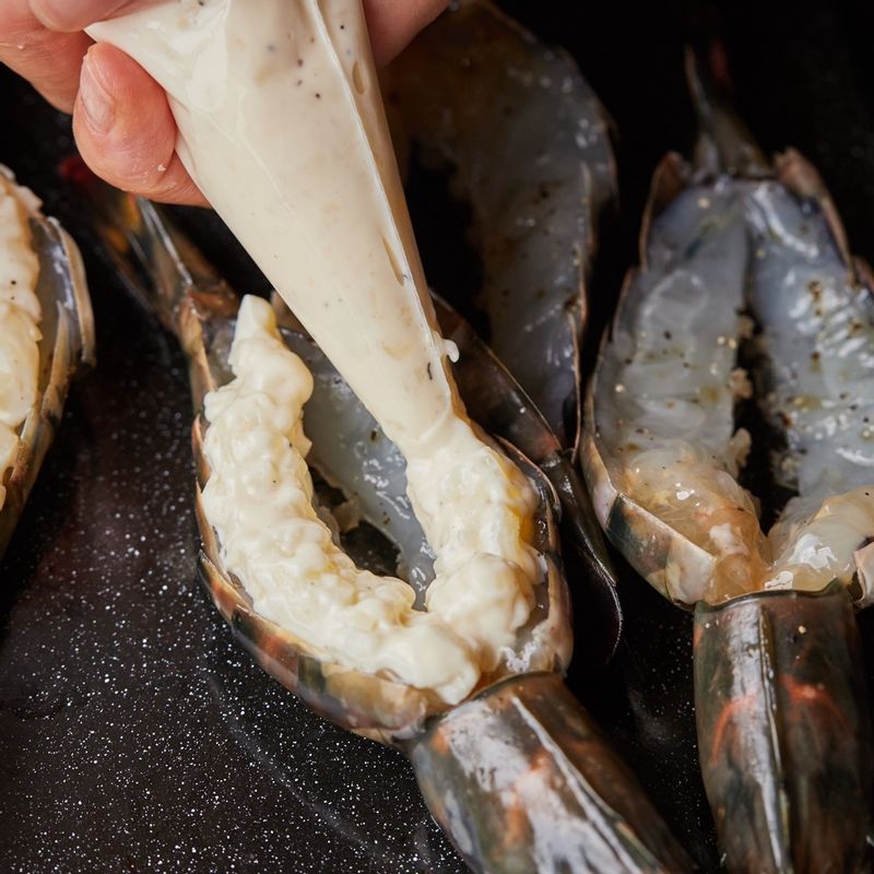 법랑 접시에 대하를 동그랗게 펼친 후 만들어둔 소스를 짜서 올려주세요.