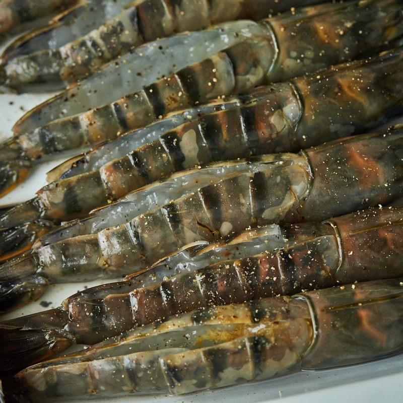 손질한 대하에 청주 2큰술과 후추 약간을 넣고 밑간을해주세요. 밑간한 대하는 키친타월에 올려 물기를 제거해 주세요.