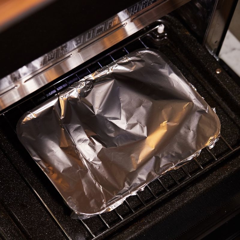 법랑 접시에 석쇠를 놓고 내열 용기를 올려 1단에 넣고 슬로우쿡 흰죽을 선택해 익혀주세요. 조절 기능으로 시간을 2시간으로 변경해주세요.
(tip. “오븐에 전송"버튼을 누르면 시간을 조절할 필요 없이 간단하게 설정할 수 있어요)